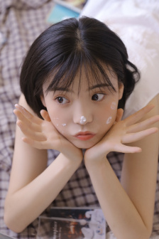 小14萝裸体洗澡自拍